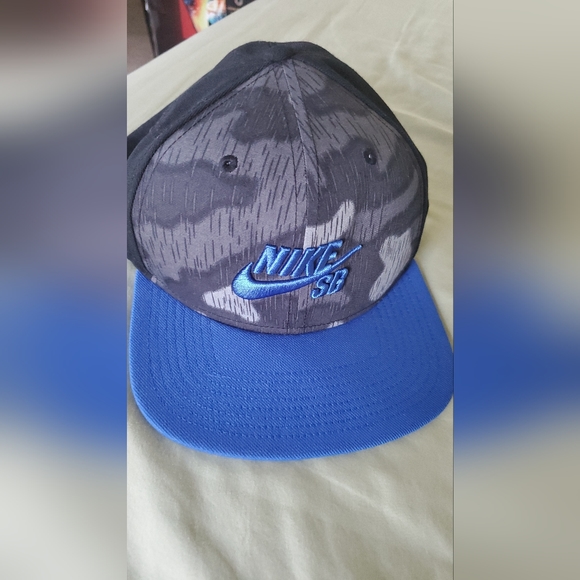 Sleek Nike SB Snapback Hat - Black and Blue - One Size Fits Most - Picture 2 of 5